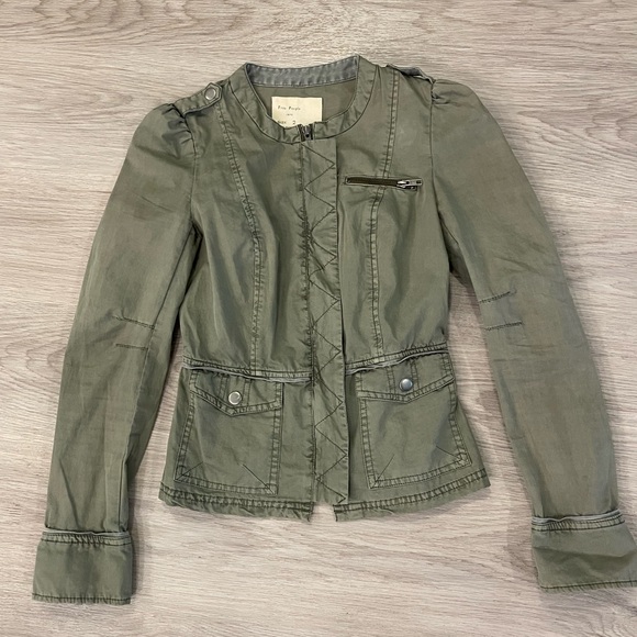 FREE PEOPLE 1970 Army Green Utility Military Jacket with Cargo Pockets. Size 2. - Picture 5 of 15